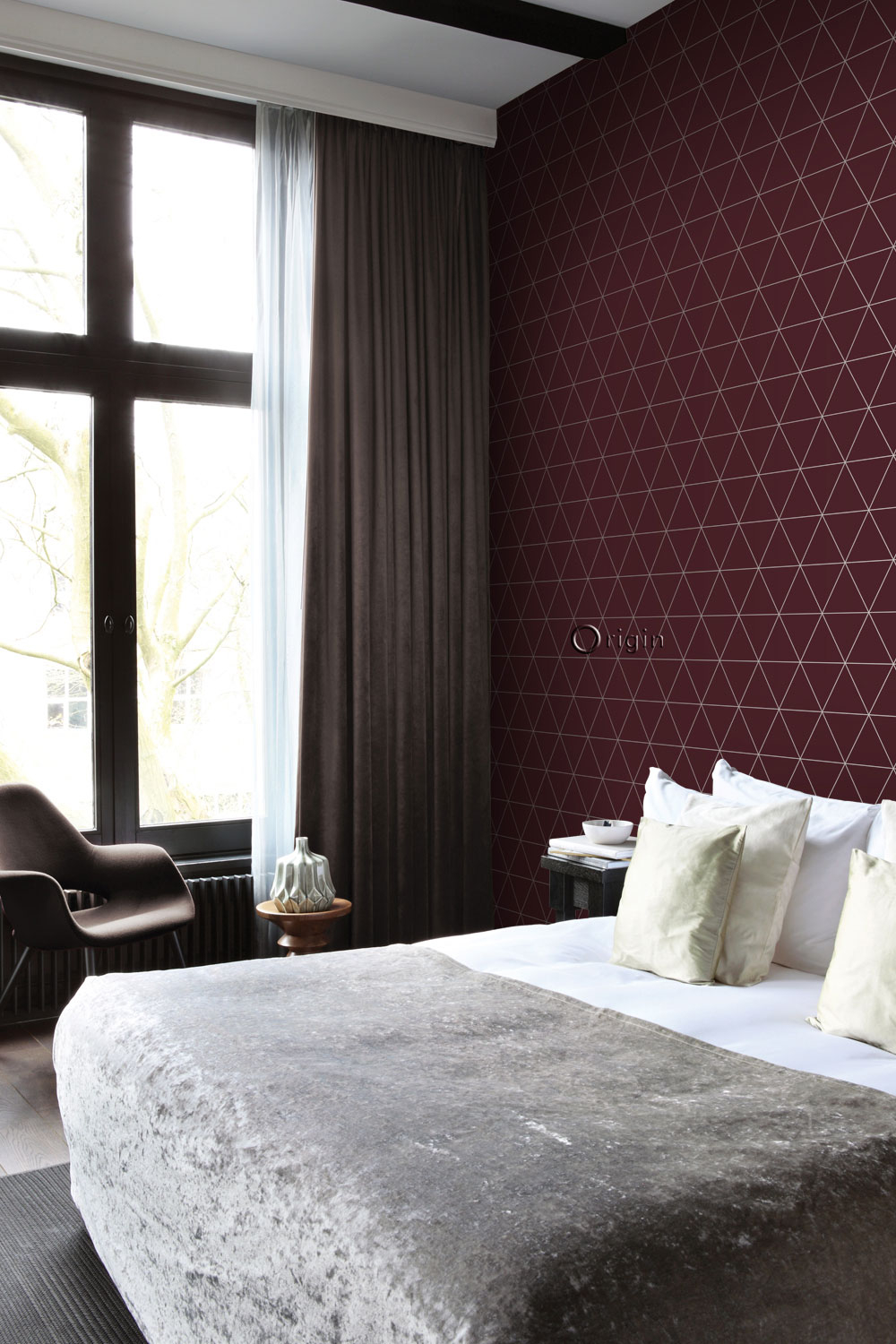 Weinrote Tapete, silberne Umrisse von Dreiecken 347718, City Chic, Origin 