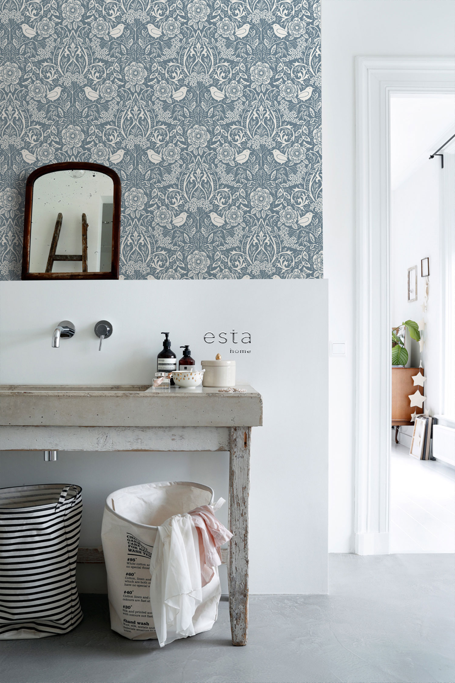 Blaue Tapete mit Pflanzen und Vögeln, 139477, Vintage Flowers, Esta Home