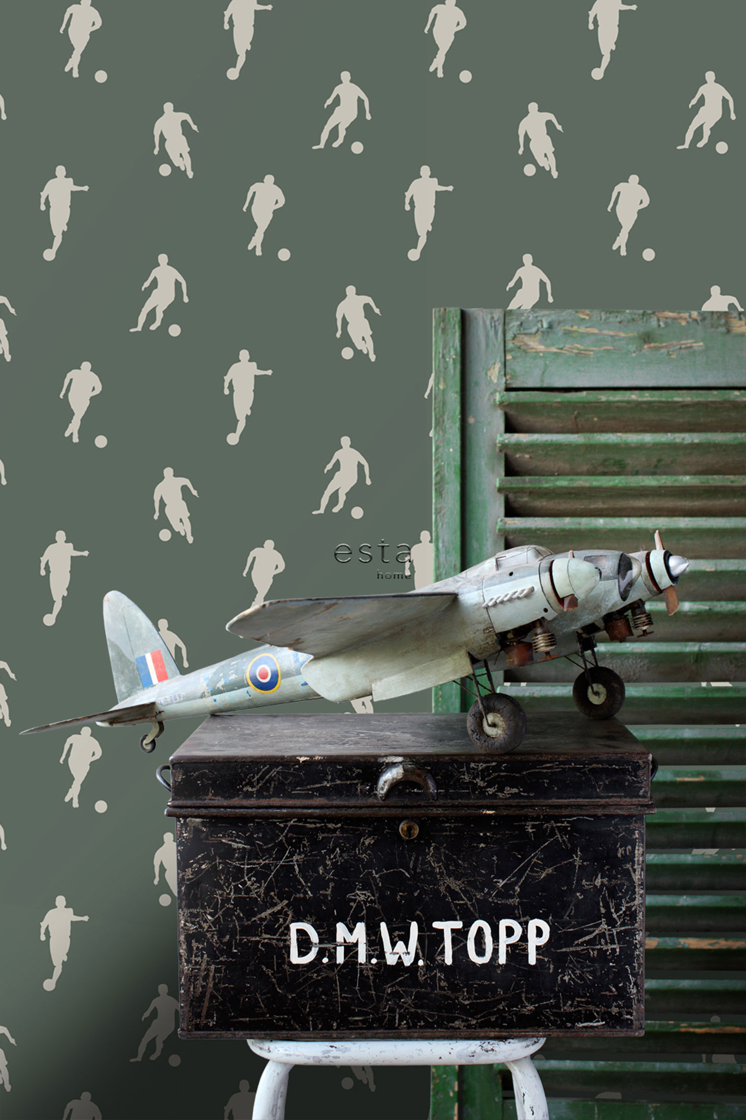 Dunkelgrüne Vliestapete mit Fußballspielern, 139507, To the Moon and Back, Esta Home