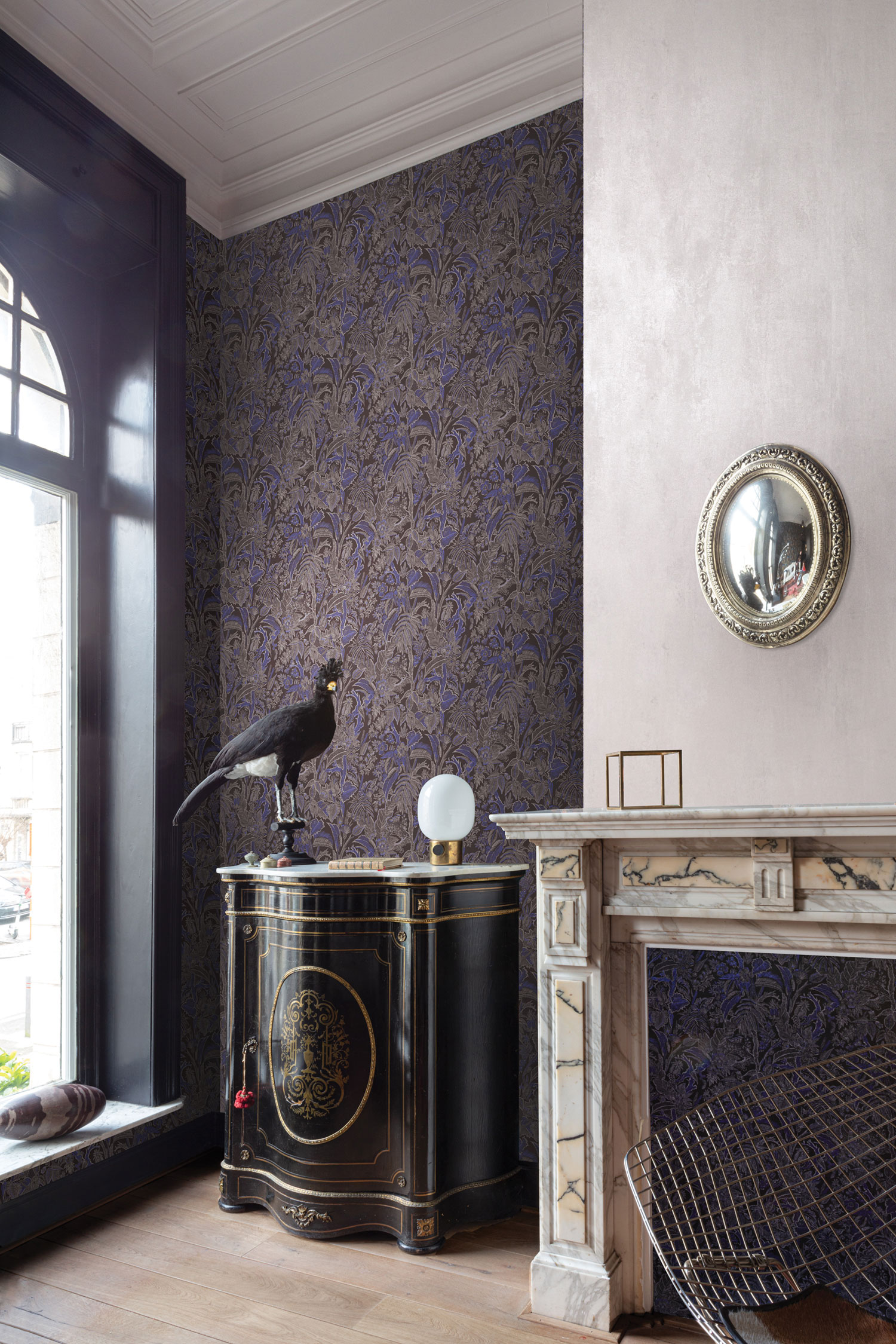 Schwarz-blaue Tapete mit Blumen und Blättern, SUM503, Summer, Khroma by Masureel