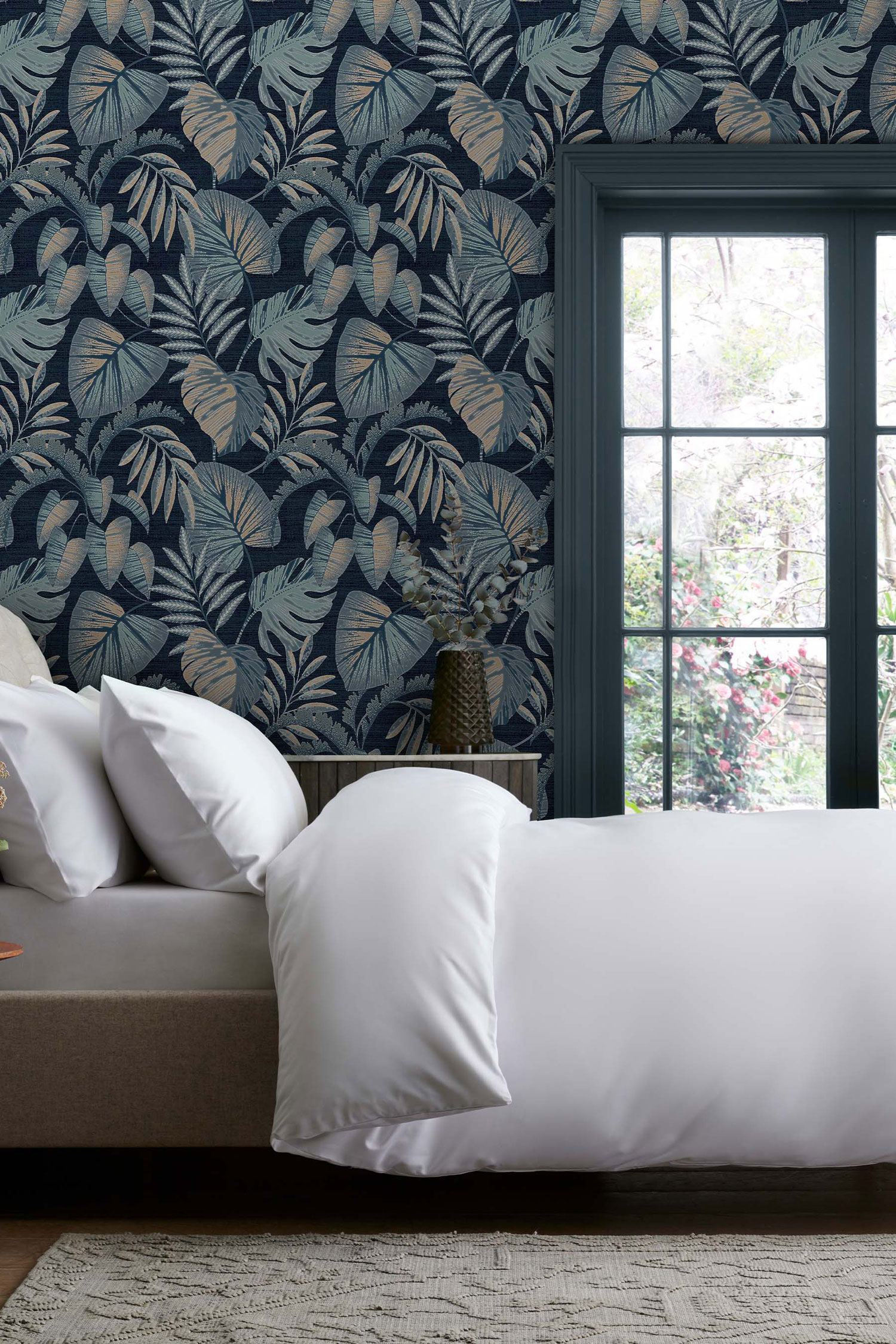 Dunkelblaue Tapete mit tropischen Blättern, 118298, Next