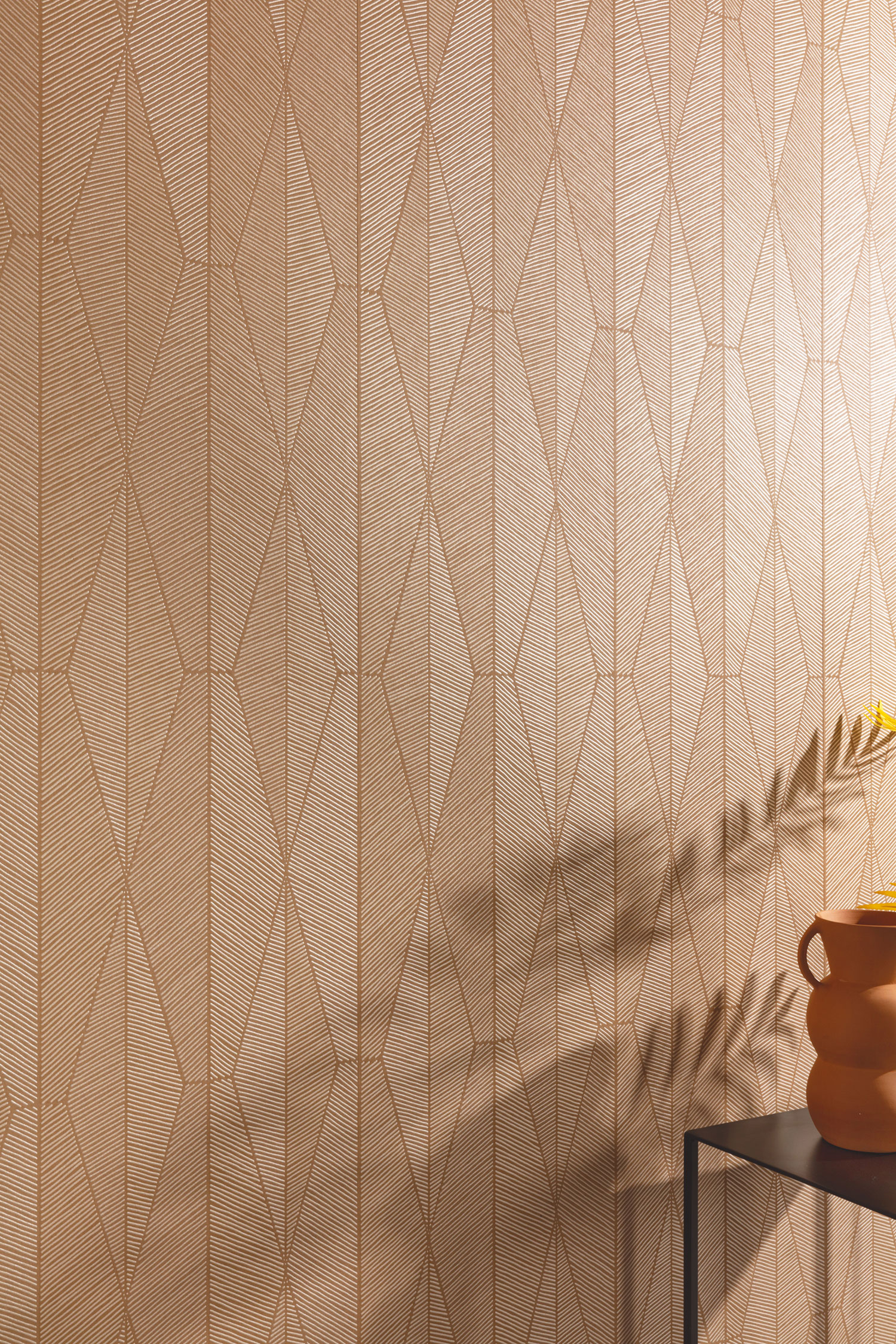 Schwarz-Bronze-Tapete mit geometrischem Muster, YSA306, Mysa, Khroma by Masuree