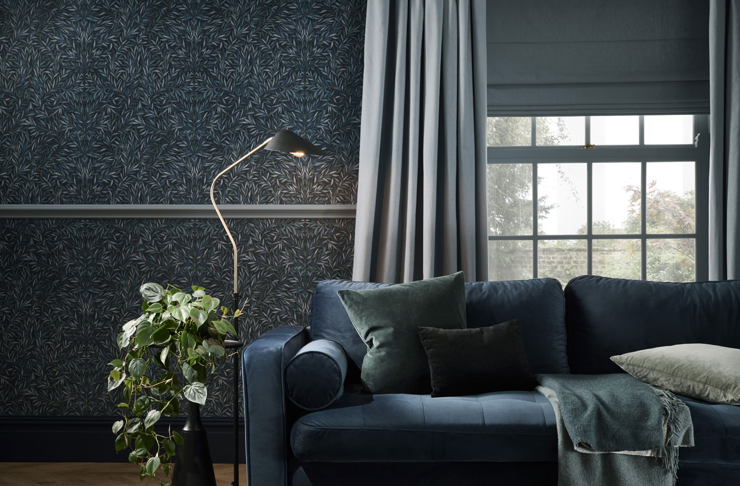 Blaugrüne Vliestapete mit Blättern, 121440, New Eden, Graham&Brown Premium