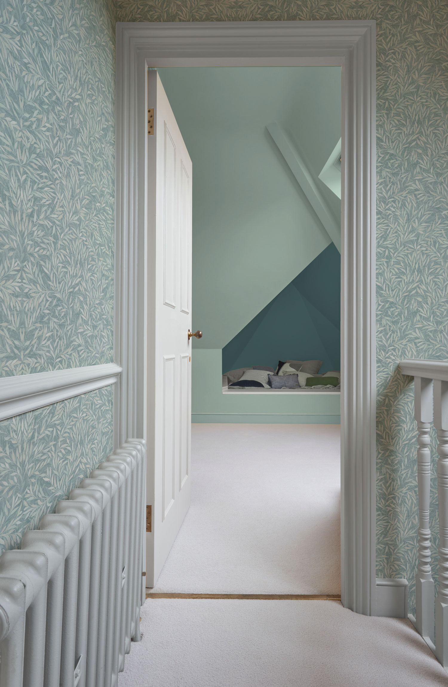 Graublaue Vliestapete mit Blättern, 121442, New Eden, Graham&Brown Premium