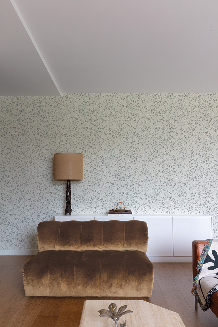 Weiß-silberne Vliestapete mit Zweigen, A71402, Vavex 2026