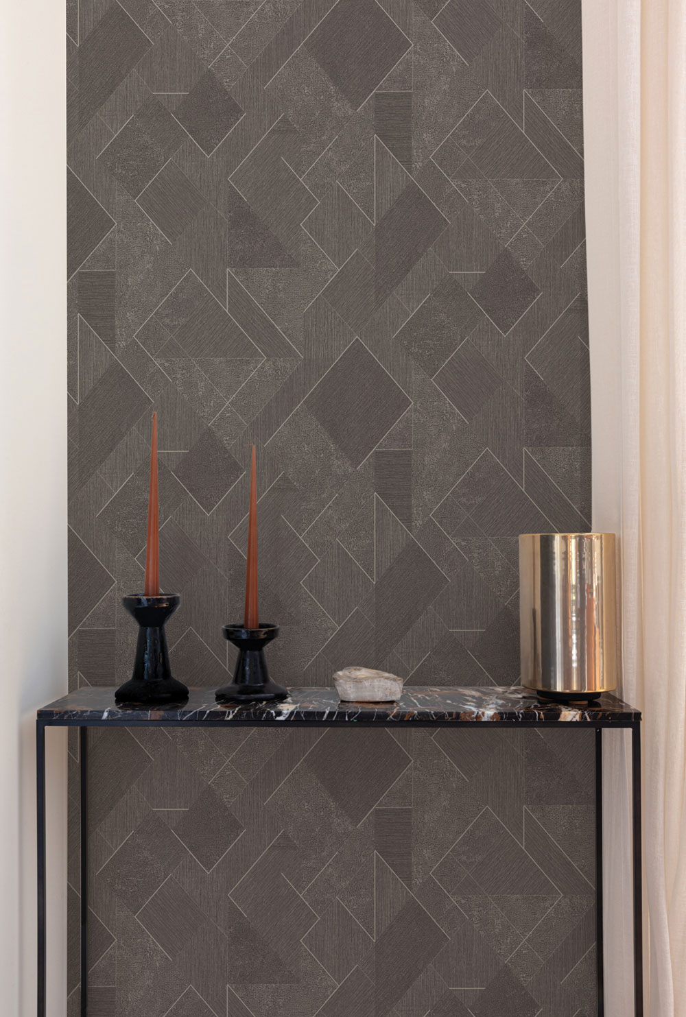 Grau-schwarze geometrische Vliestapete mit Glitzer, A72003, Vavex 2026