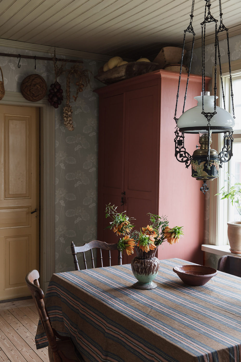 Tapete, grau, Blumen, Seerosen, 4169, Alla Tiders Hus, Borastapeter