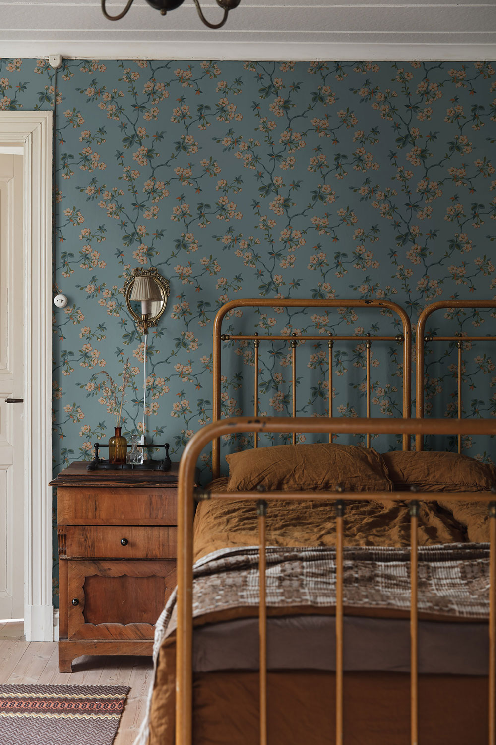 Tapete, blau, Zweige, Blumen, 4175, Alla Tiders Hus, Borastapeter