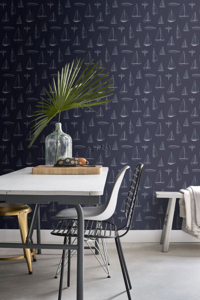 Dunkelblaue Vliestapete mit Segelbooten 136428, Regatta Crew, Esta Home